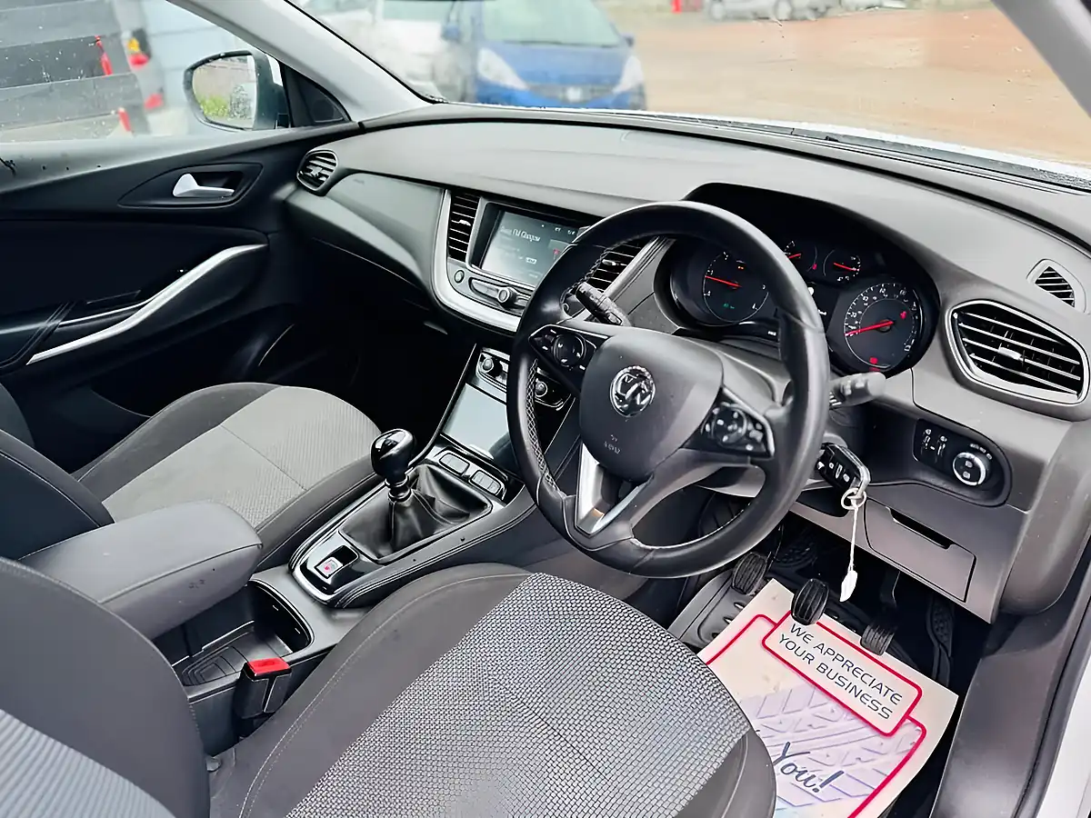 Used 2018 Vauxhall Grandland X Se White - Interior and Exterior details 3