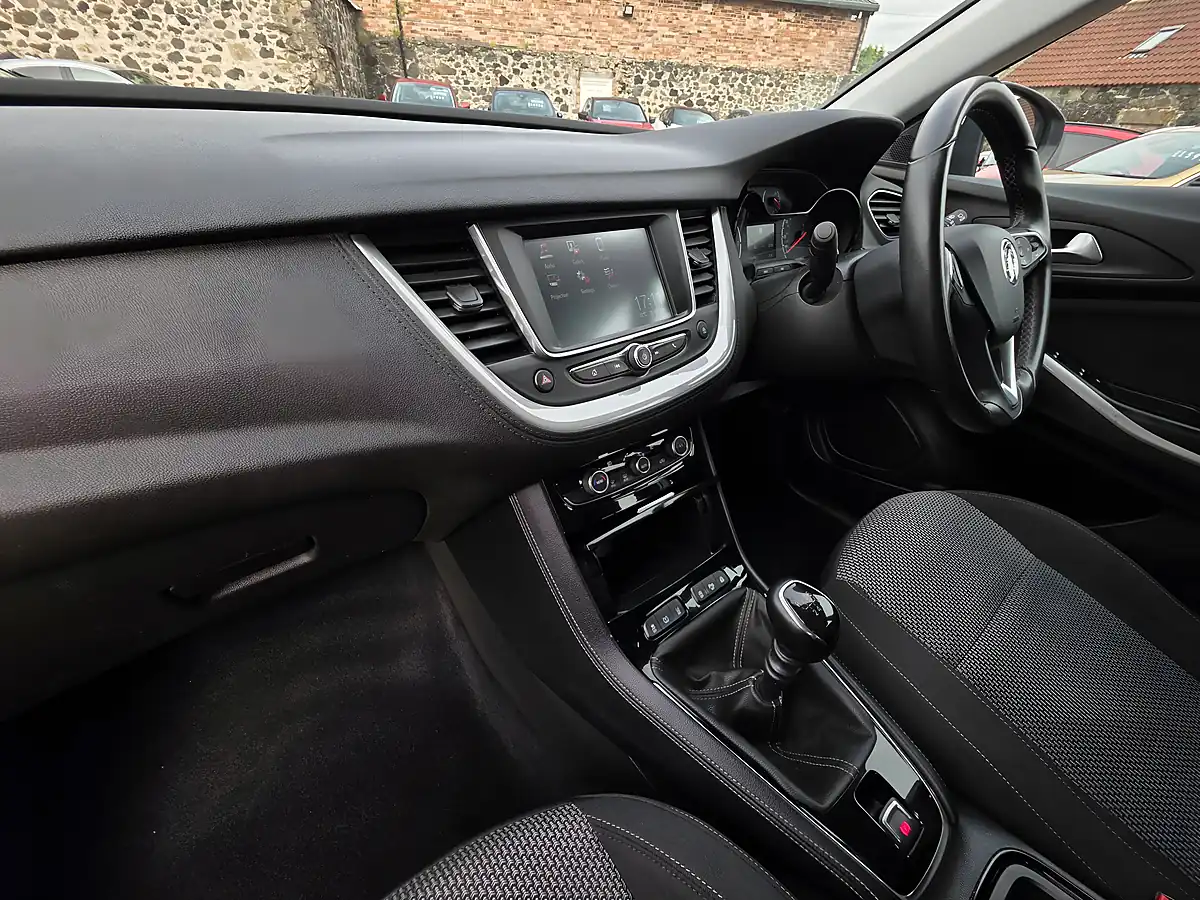 Used 2018 Vauxhall Grandland X Se White - Interior and Exterior details 11