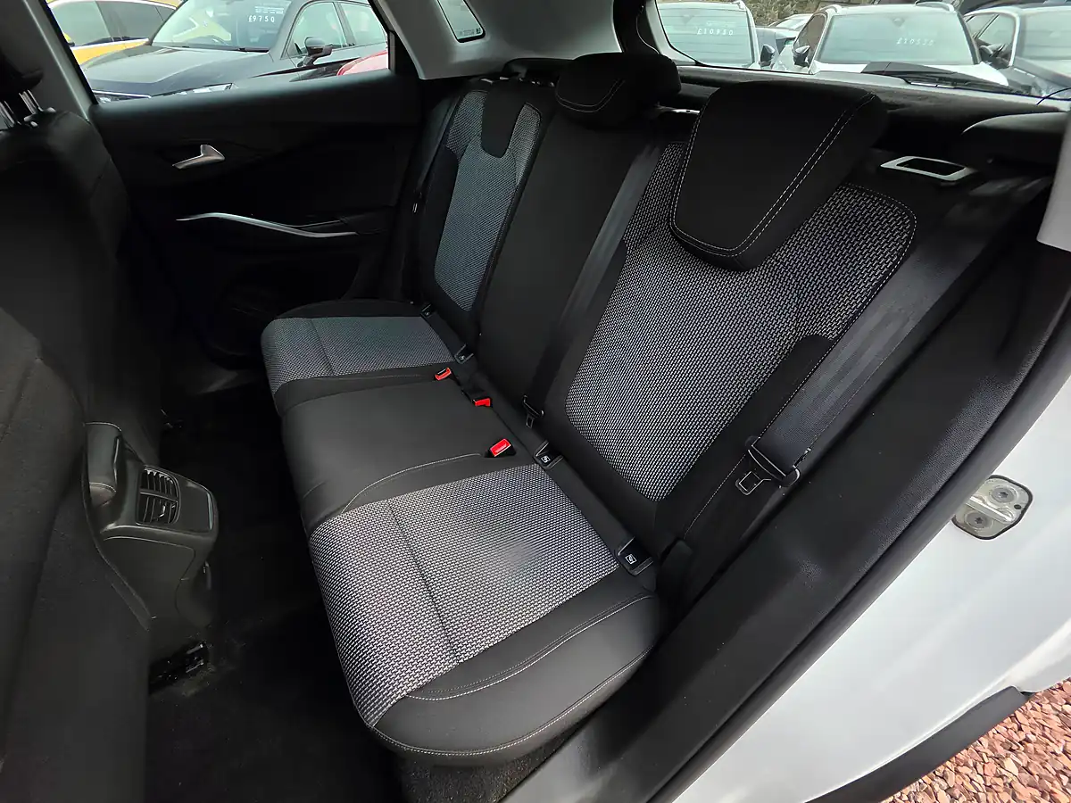 Used 2018 Vauxhall Grandland X Se White - Interior and Exterior details 12