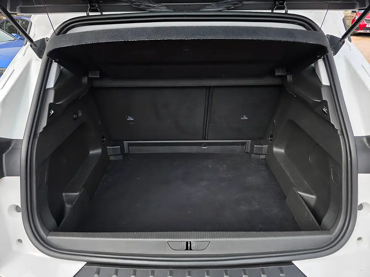 Used 2018 Vauxhall Grandland X Se White - Interior and Exterior details 13