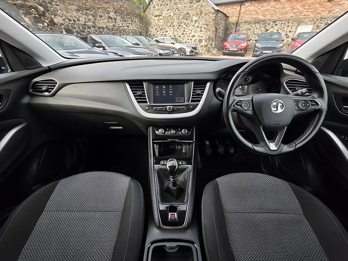 Used 2018 Vauxhall Grandland X Se White - Interior and Exterior details 7