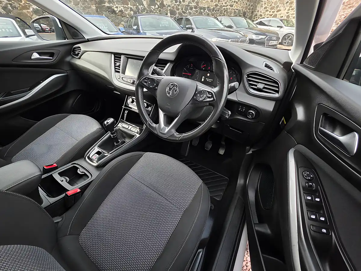 Used 2018 Vauxhall Grandland X Se White - Interior and Exterior details 8