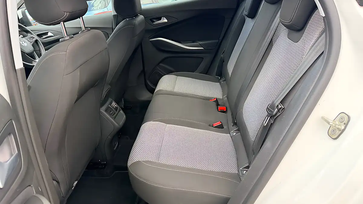 Used 2018 Vauxhall Grandland X Se White - Interior and Exterior details 12