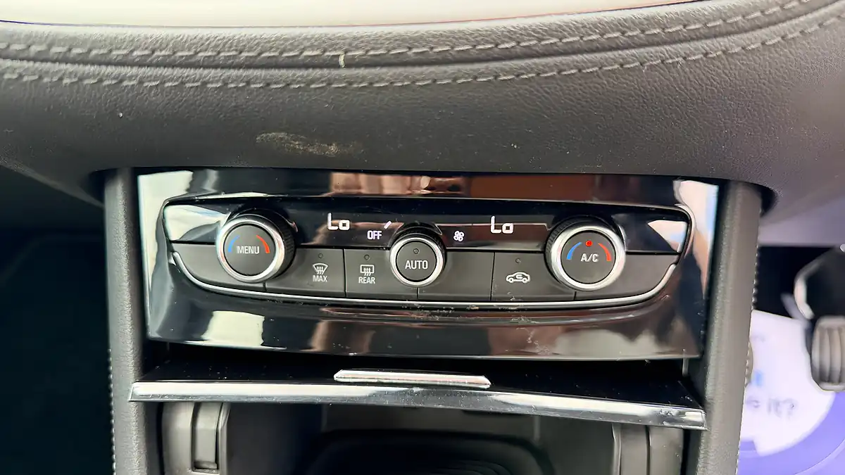 Used 2018 Vauxhall Grandland X Se White - Interior and Exterior details 13