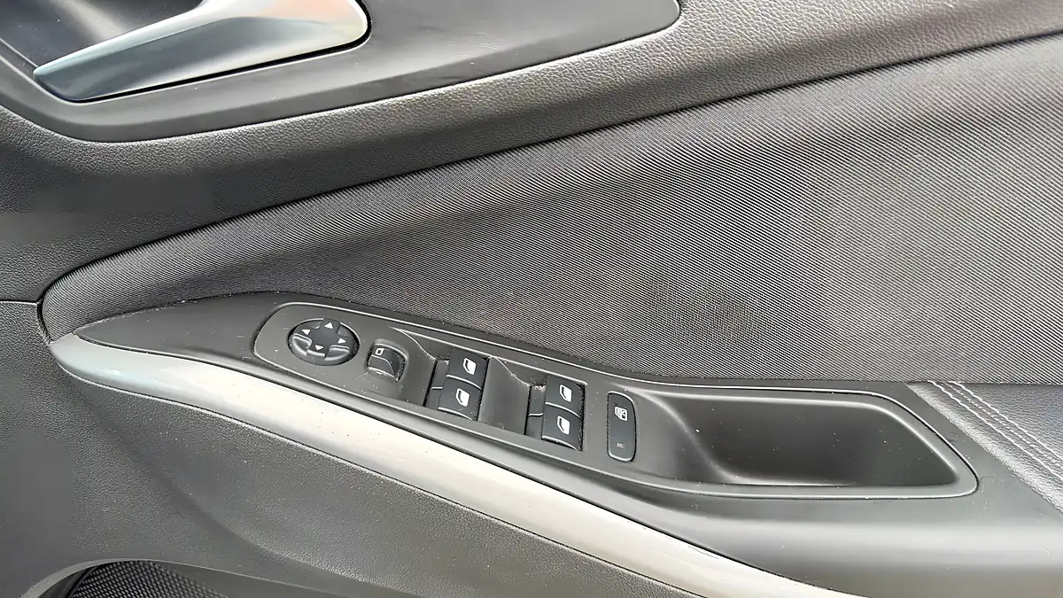 Used 2018 Vauxhall Grandland X Se White - Interior and Exterior details 15