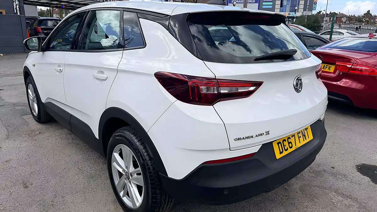 Used 2018 Vauxhall Grandland X Se White - Interior and Exterior details 18