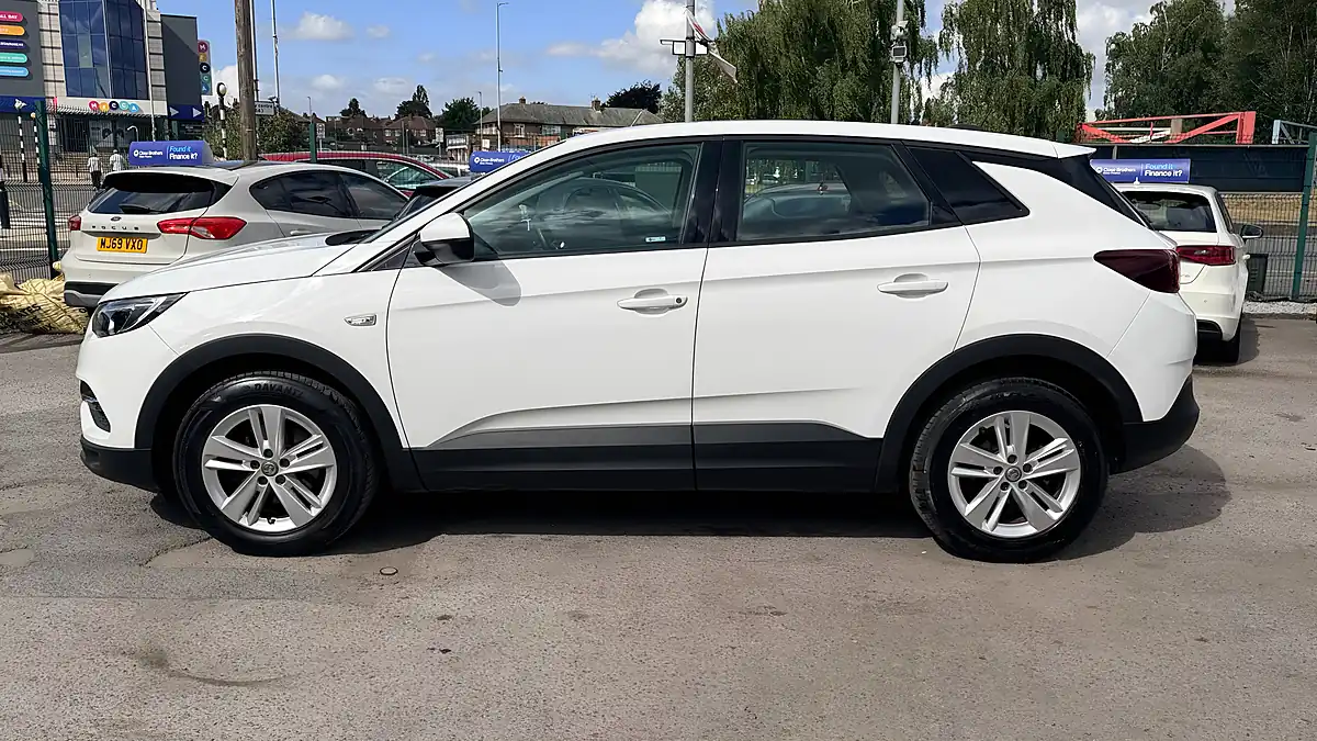 Used 2018 Vauxhall Grandland X Se White - Interior and Exterior details 6