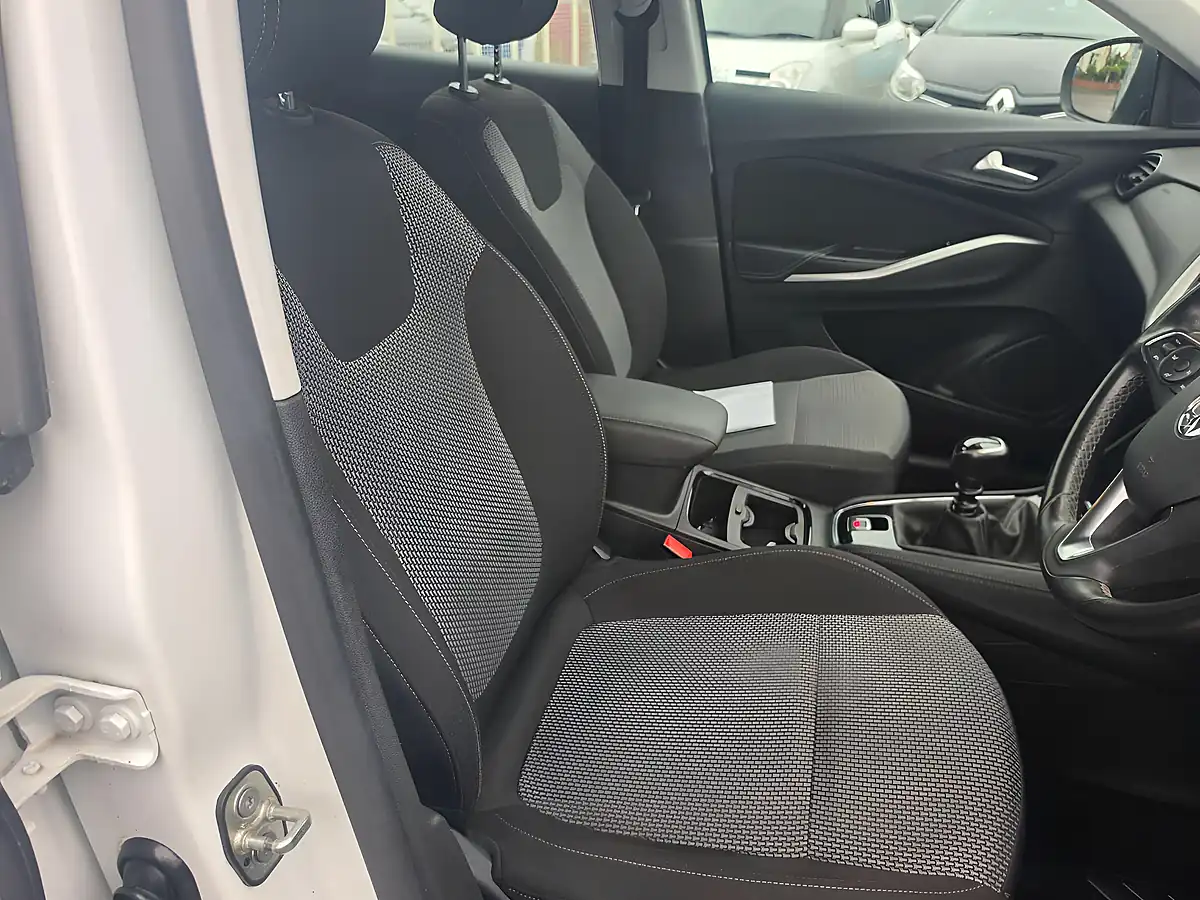 Used 2018 Vauxhall Grandland X Se White - Interior and Exterior details 12