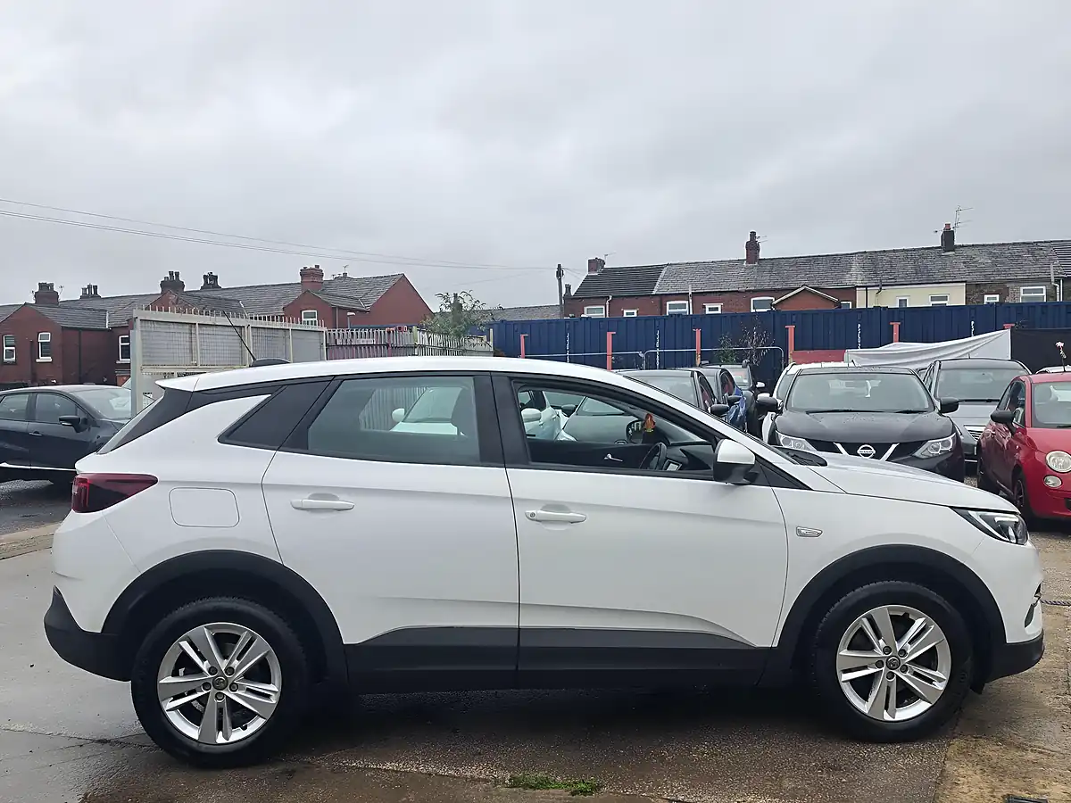 Used 2018 Vauxhall Grandland X Se White - Interior and Exterior details 8