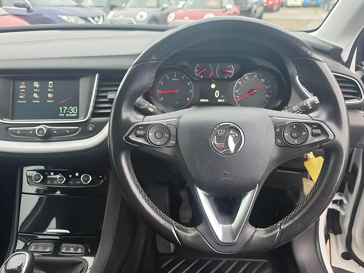 Used 2018 Vauxhall Grandland X Se White - Interior and Exterior details 9