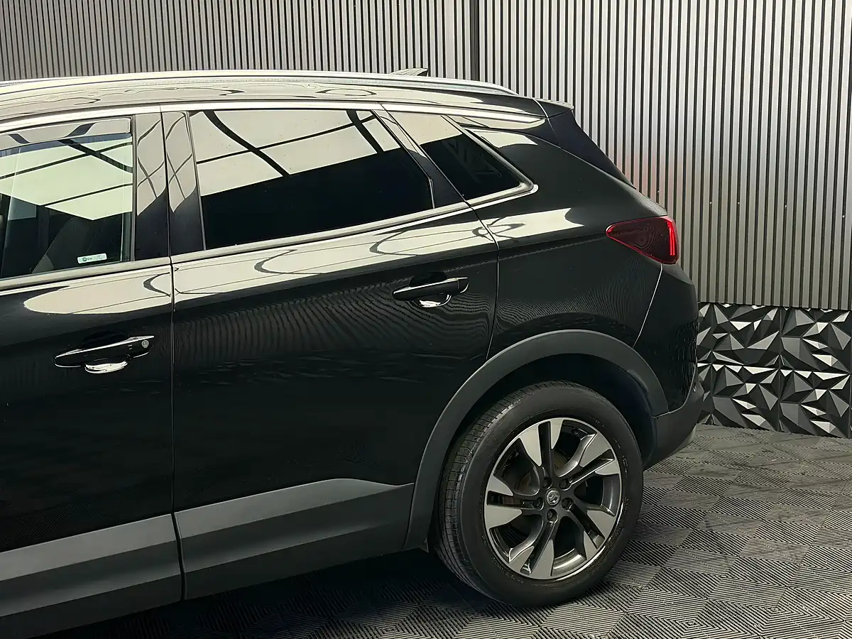 Used 2018 Vauxhall Grandland X Sport Nav Black - Interior and Exterior details 14
