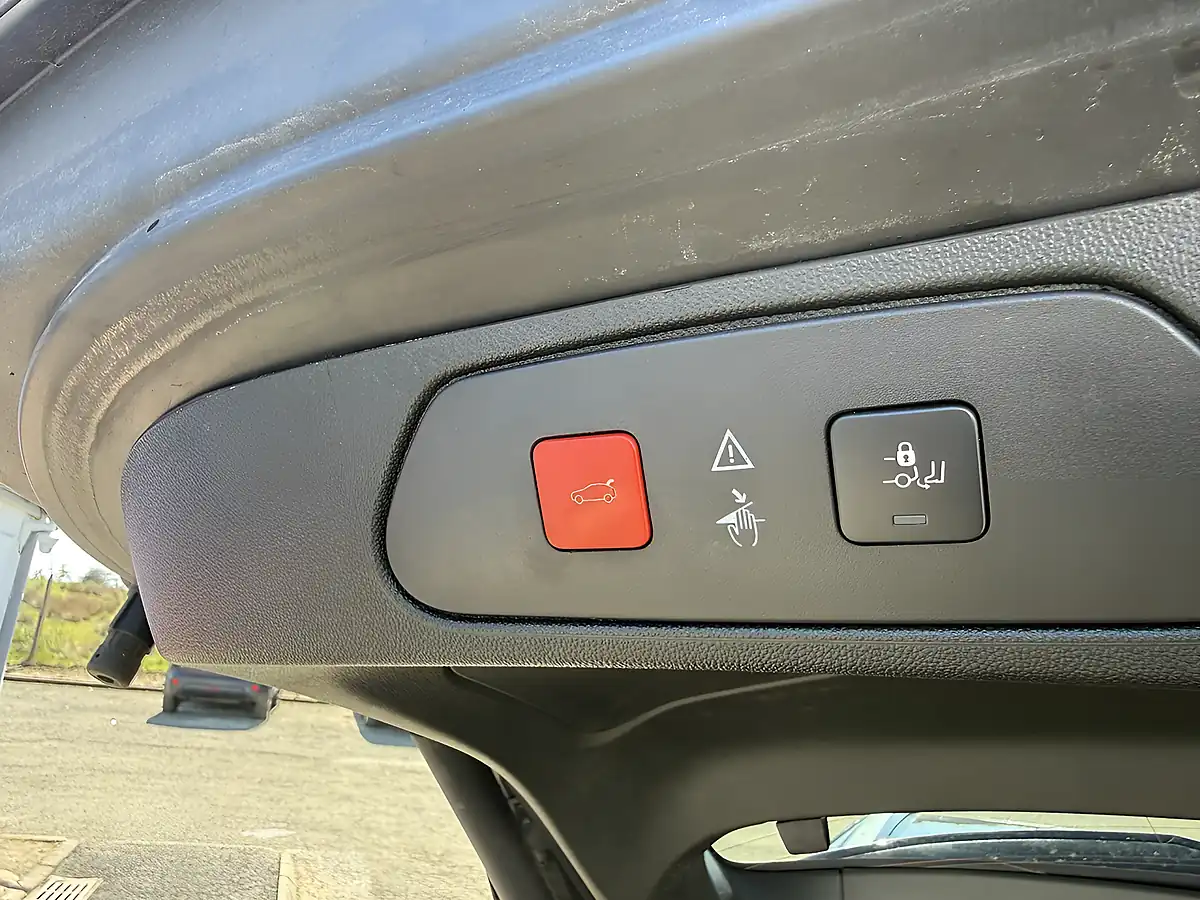 Used 2018 Vauxhall Grandland X Sport Nav Black - Interior and Exterior details 16