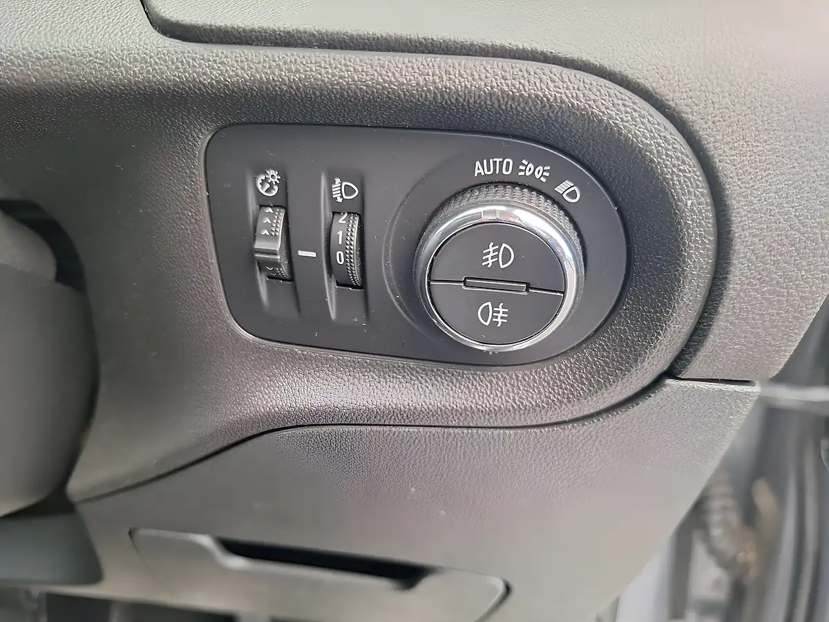 Used 2018 Vauxhall Grandland X Sport Nav Grey - Interior and Exterior details 15