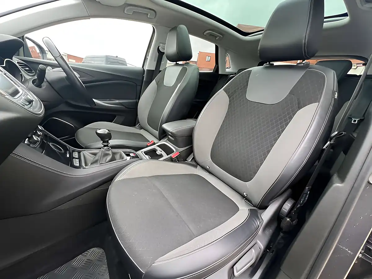 Used 2018 Vauxhall Grandland X Sport Nav Moonstone Grey - Interior and Exterior details 13