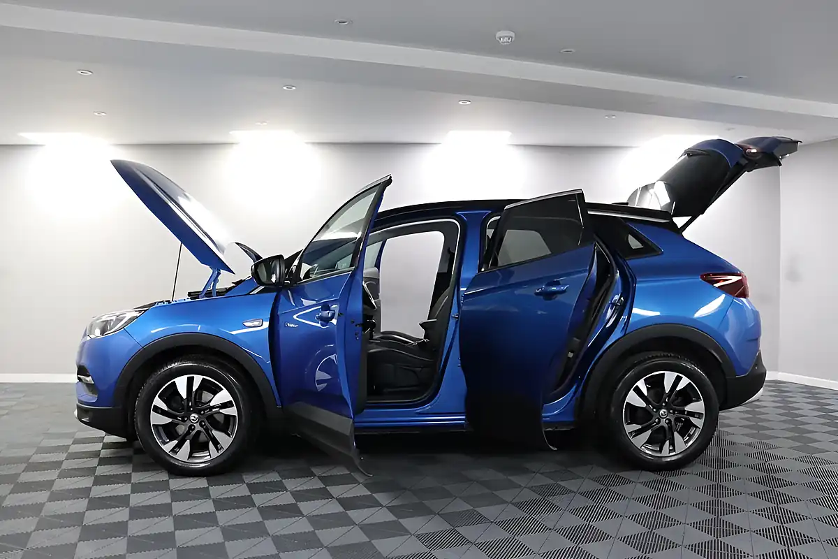 Used 2018 Vauxhall Grandland X Sport Nav S/S Blue - Interior and Exterior details 5