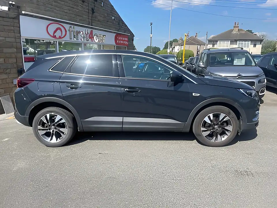 Used 2018 Vauxhall Grandland X Sport Nav S/S Green - Interior and Exterior details 6