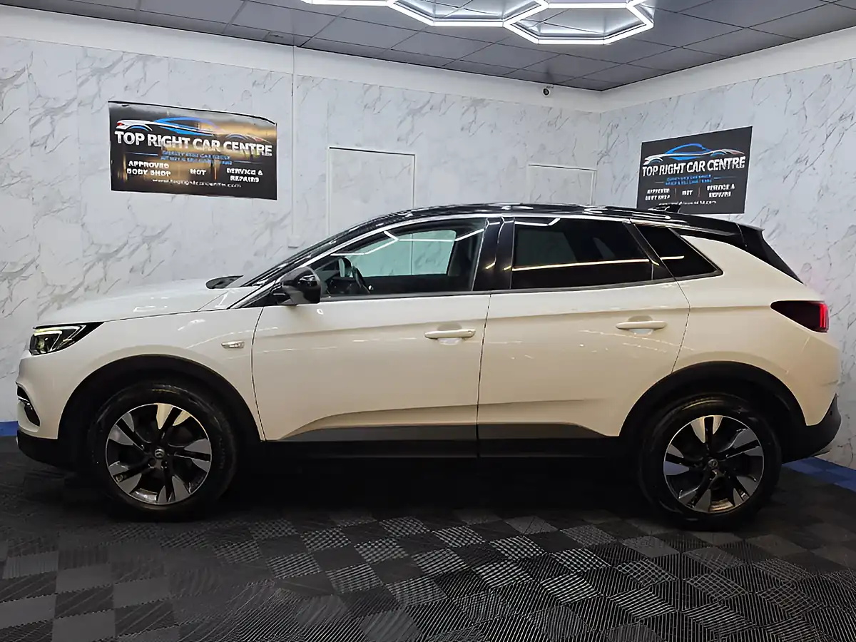Used 2018 Vauxhall Grandland X Sport Nav White - Interior and Exterior details 10