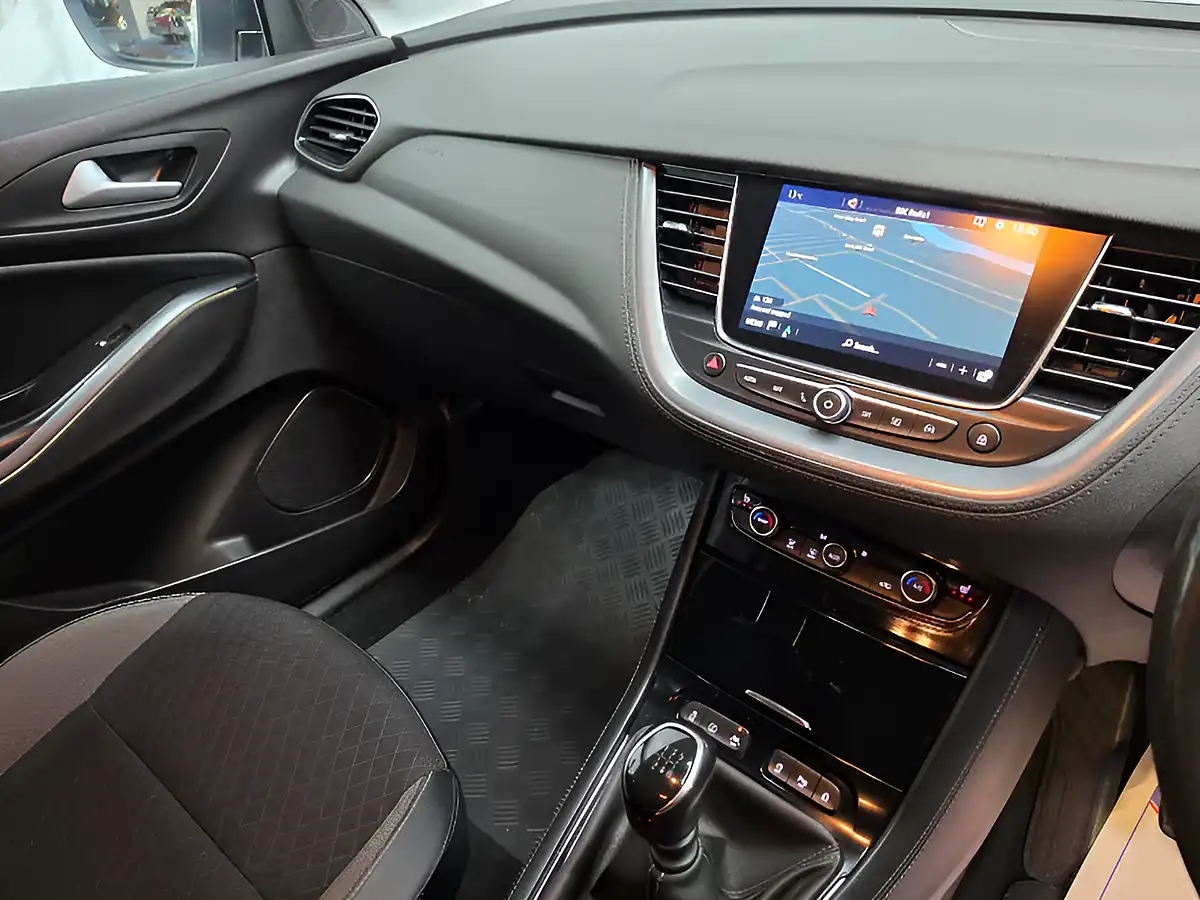 Used 2018 Vauxhall Grandland X Sport Nav White - Interior and Exterior details 19