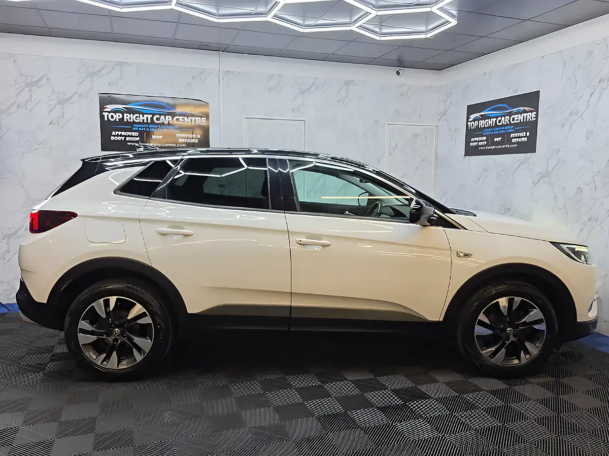 Used 2018 Vauxhall Grandland X Sport Nav White - Interior and Exterior details 8