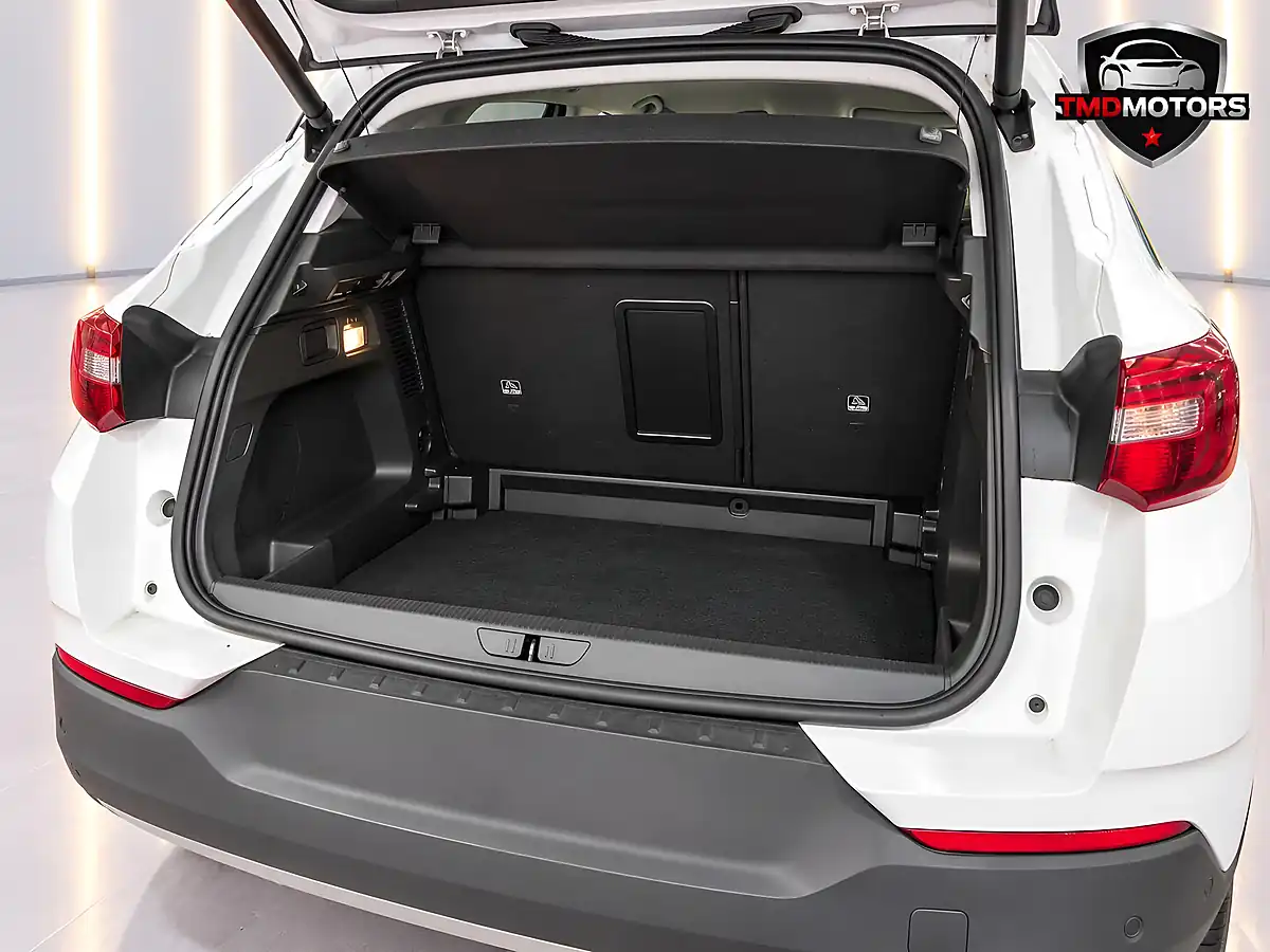 Used 2018 Vauxhall Grandland X Sport Nav White - Interior and Exterior details 17