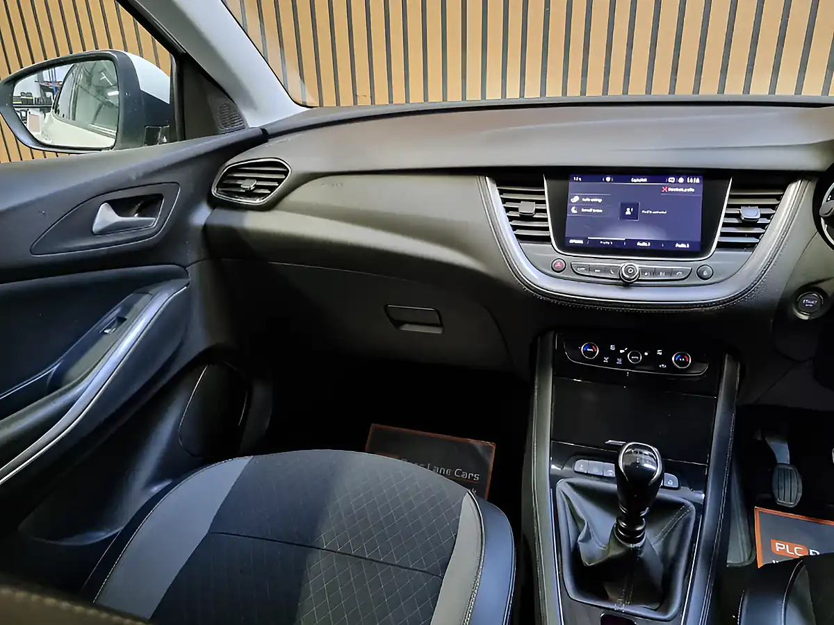Used 2018 Vauxhall Grandland X Sport Nav White - Interior and Exterior details 10