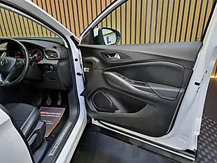 Used 2018 Vauxhall Grandland X Sport Nav White - Interior and Exterior details 15