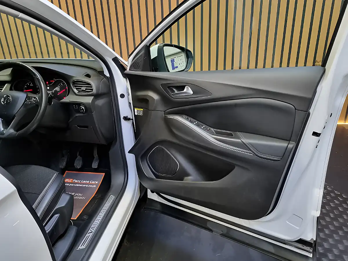 Used 2018 Vauxhall Grandland X Sport Nav White - Interior and Exterior details 15