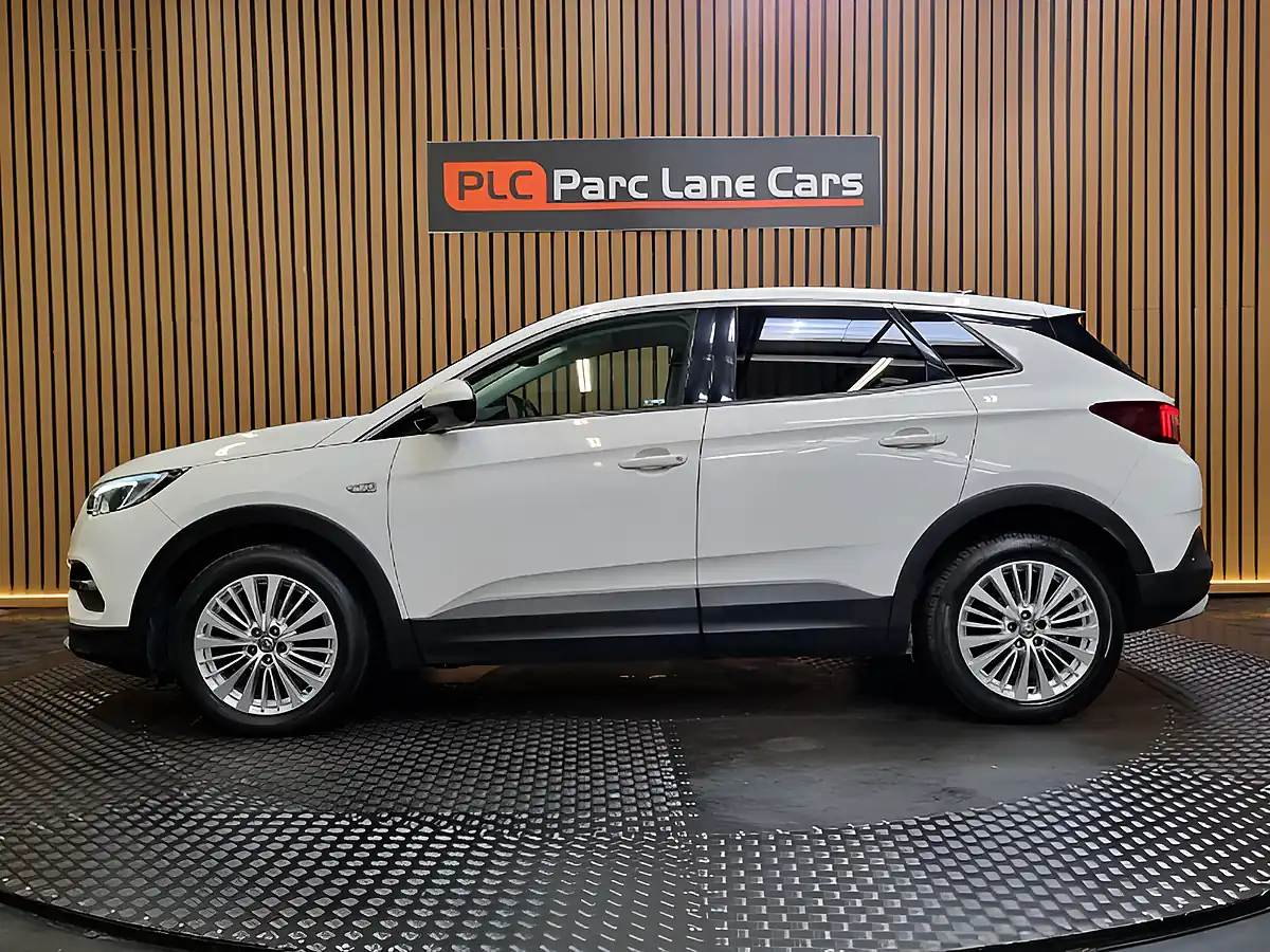 Used 2018 Vauxhall Grandland X Sport Nav White - Interior and Exterior details 6