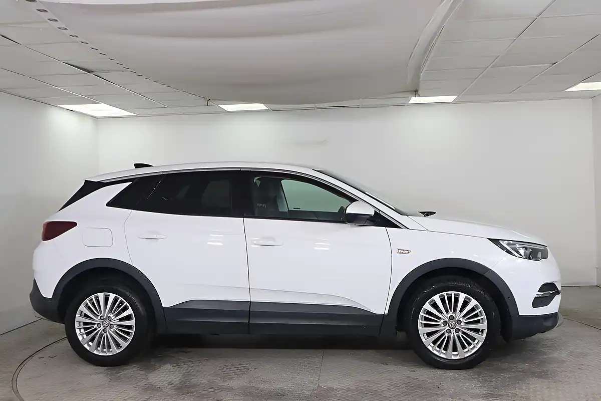 Used 2018 Vauxhall Grandland X Tech Line Nav White - Interior and Exterior details 7