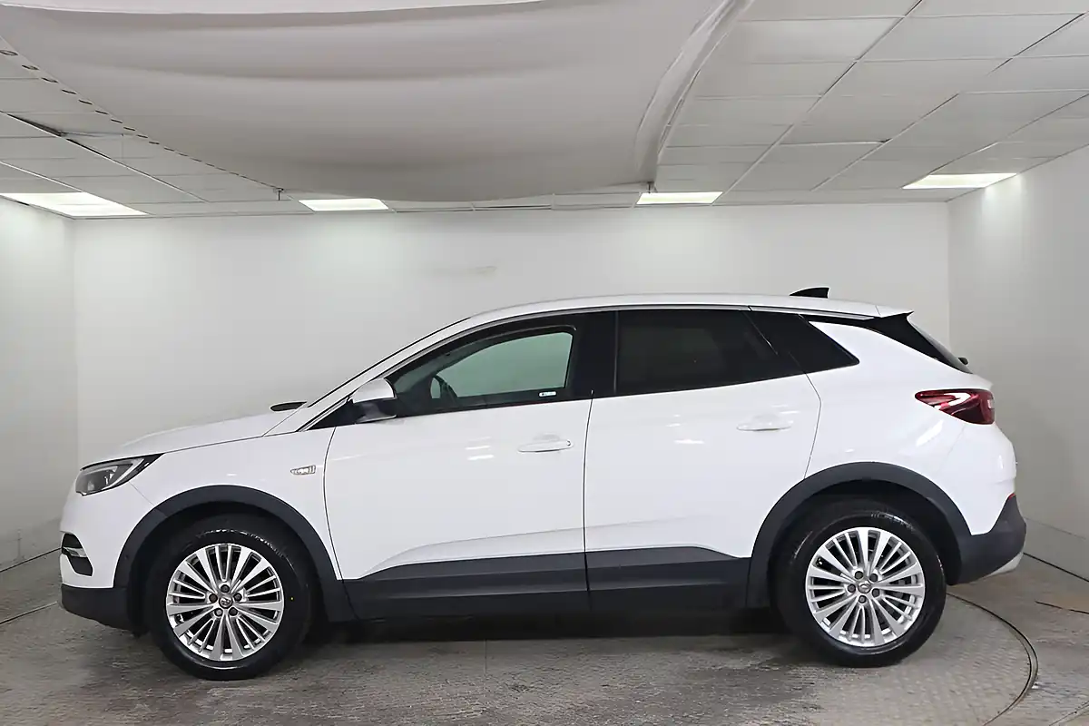 Used 2018 Vauxhall Grandland X Tech Line Nav White - Interior and Exterior details 8