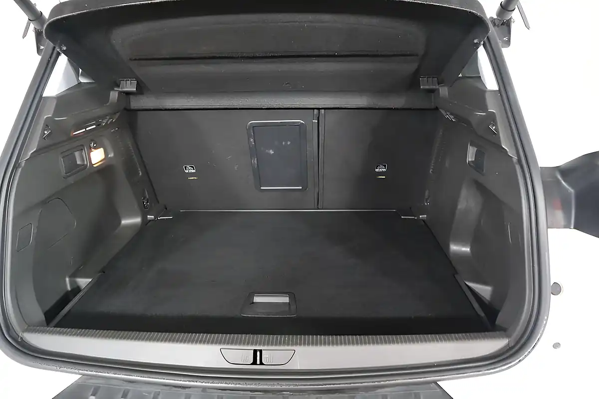 Used 2018 Vauxhall Grandland X Tech Line Nav White - Interior and Exterior details 9