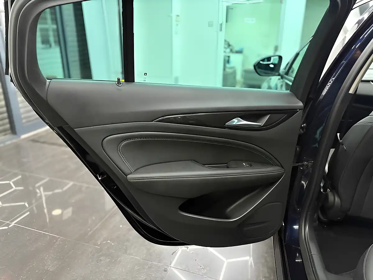 Used 2018 Vauxhall Insignia Sri Nav Grand Sport Blue - Interior and Exterior details 13