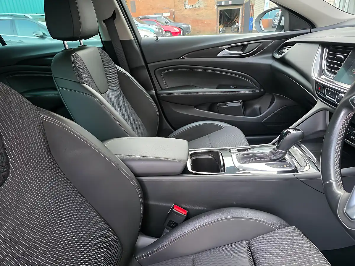 Used 2018 Vauxhall Insignia Sri Nav Sports Tourer White - Interior and Exterior details 10