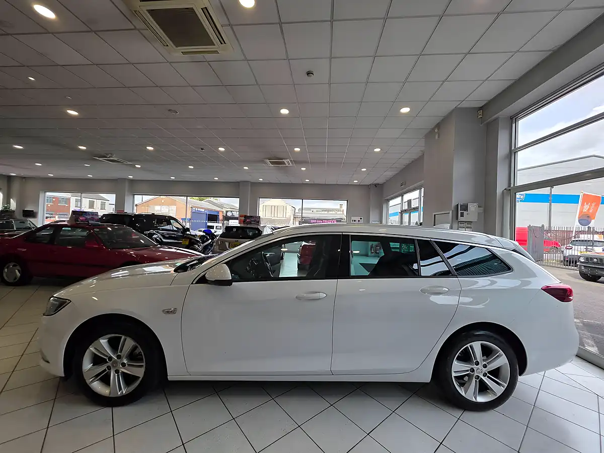 Used 2018 Vauxhall Insignia Sri Nav Sports Tourer White - Interior and Exterior details 4
