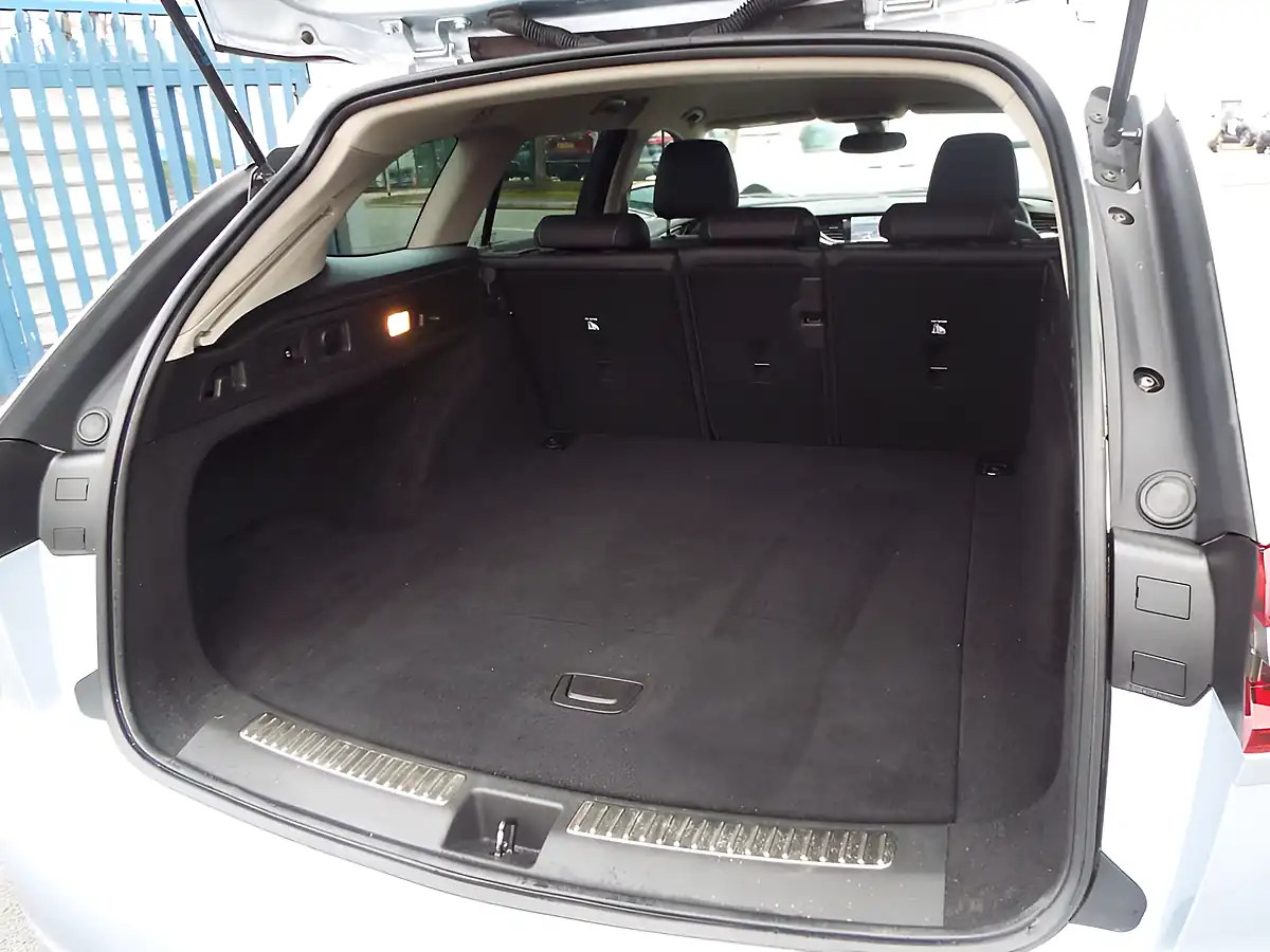 Used 2018 Vauxhall Insignia Tech Line Nav Silver - Interior and Exterior details 11