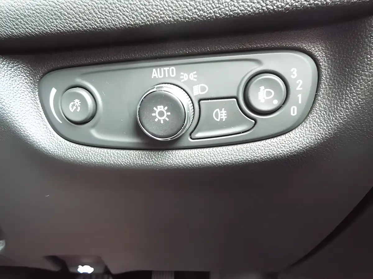 Used 2018 Vauxhall Insignia Tech Line Nav Silver - Interior and Exterior details 18