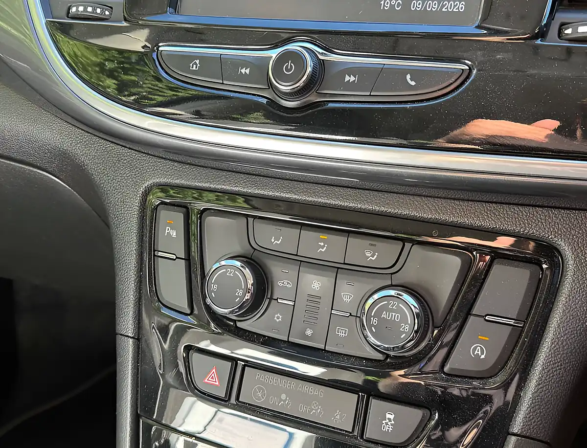 Used 2018 Vauxhall Mokka X Active Quantum Grey - Interior and Exterior details 16