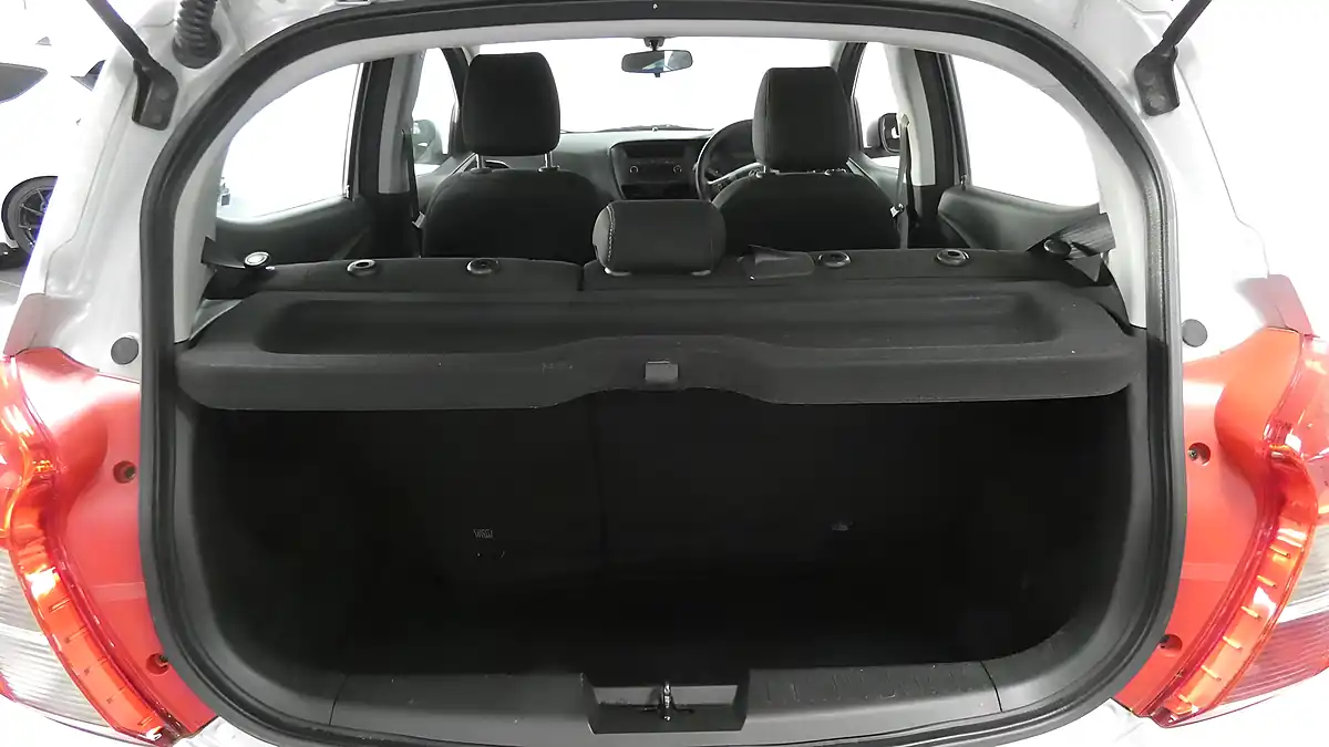 Used 2018 Vauxhall Viva Se Silver - Interior and Exterior details 4