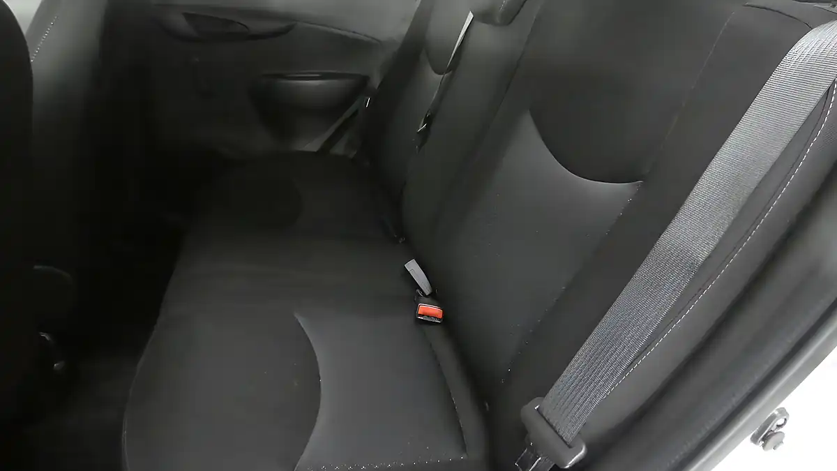 Used 2018 Vauxhall Viva Se Silver - Interior and Exterior details 7