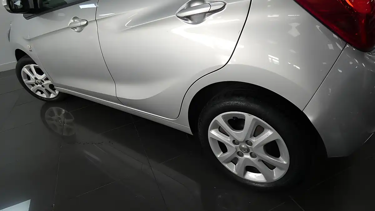 Used 2018 Vauxhall Viva Se Silver - Interior and Exterior details 8