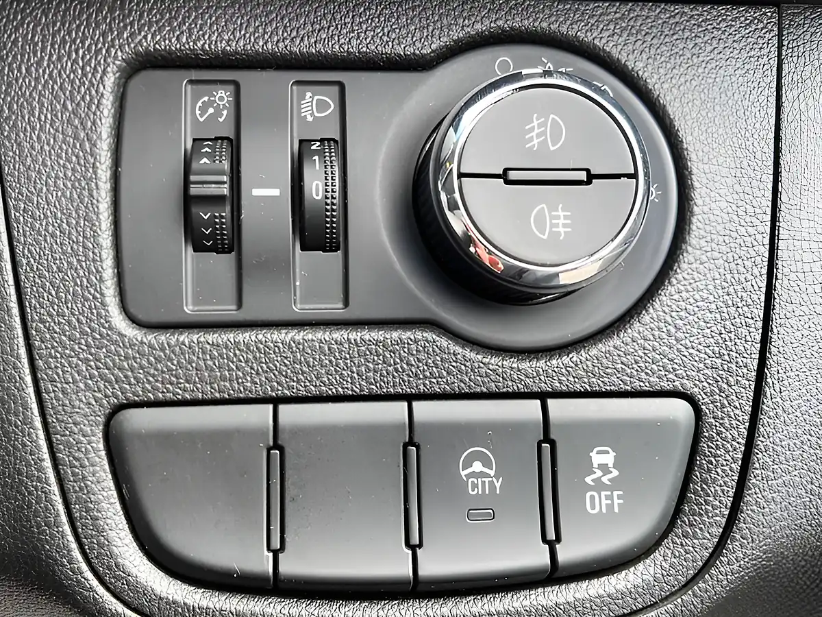 Used 2018 Vauxhall Viva Se White - Interior and Exterior details 19