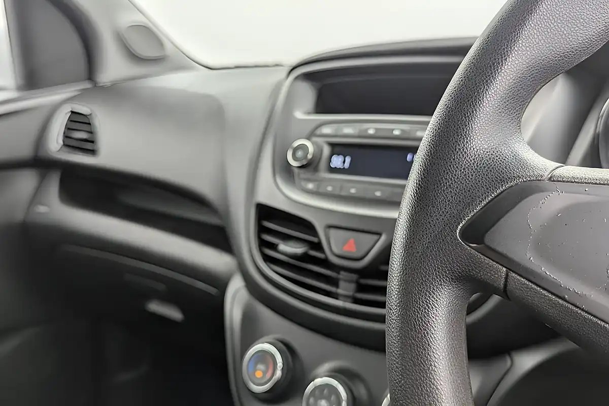 Used 2018 Vauxhall Viva Se White - Interior and Exterior details 10