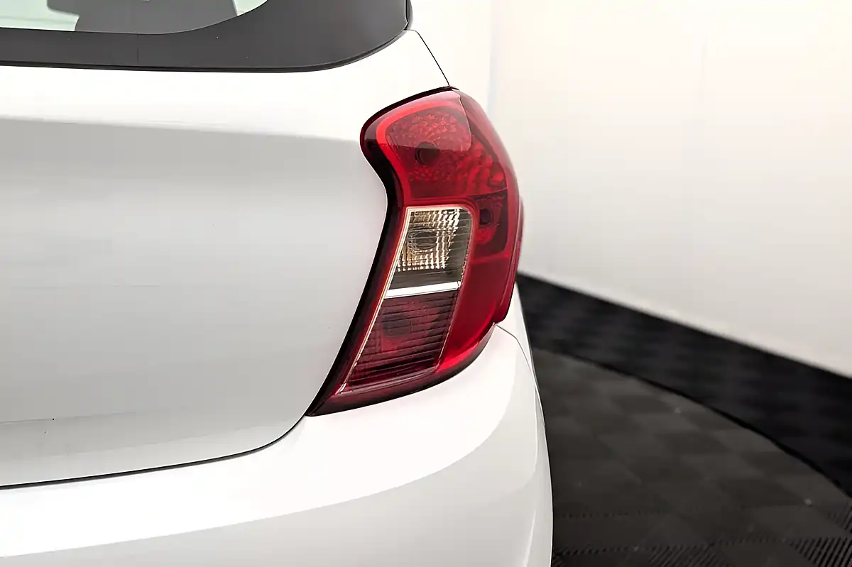 Used 2018 Vauxhall Viva Se White - Interior and Exterior details 18