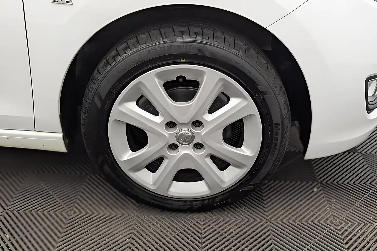 Used 2018 Vauxhall Viva Se White - Interior and Exterior details 19