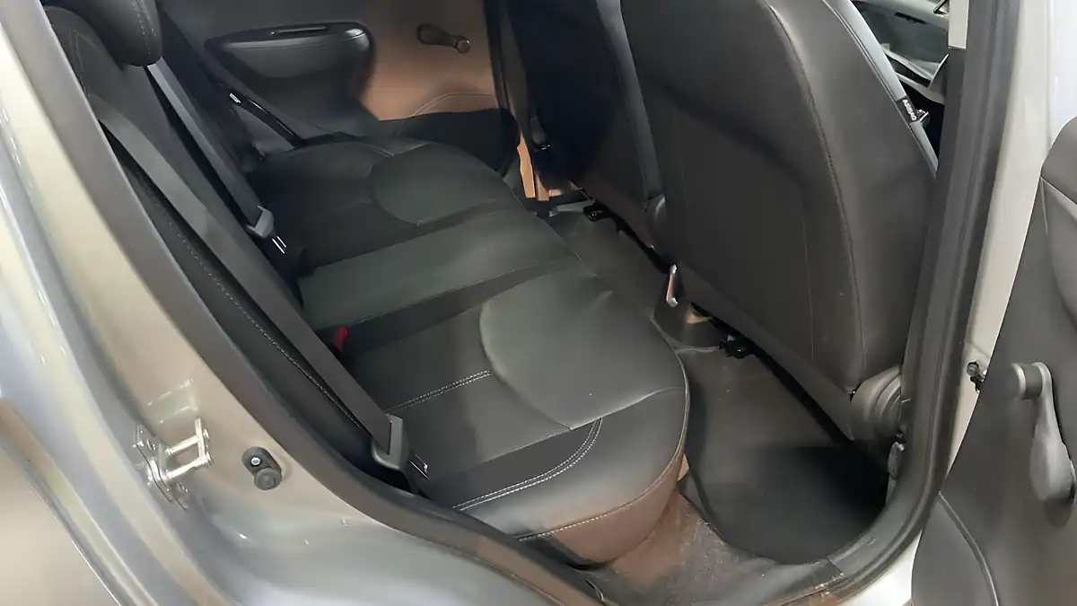 Used 2018 Vauxhall Viva Sl Silver - Interior and Exterior details 9