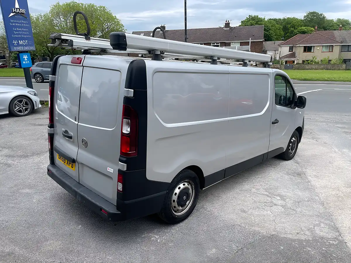 Used 2018 Vauxhall Vivaro 2900 Panel Van L2 H1 Silver - Interior and Exterior details 5