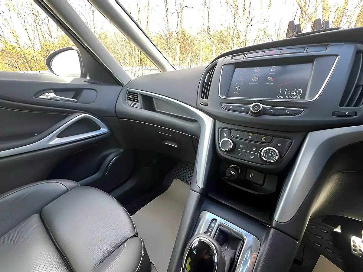 Used 2018 Vauxhall Zafira Sri Nav Sovereign Silver - Interior and Exterior details 20