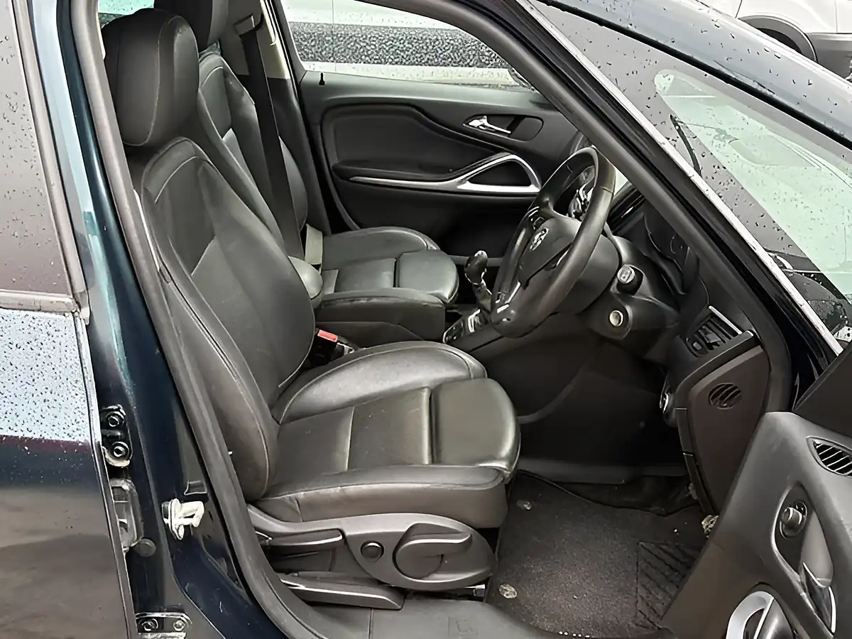 Used 2018 Vauxhall Zafira Tourer Sri Nav Green - Interior and Exterior details 8