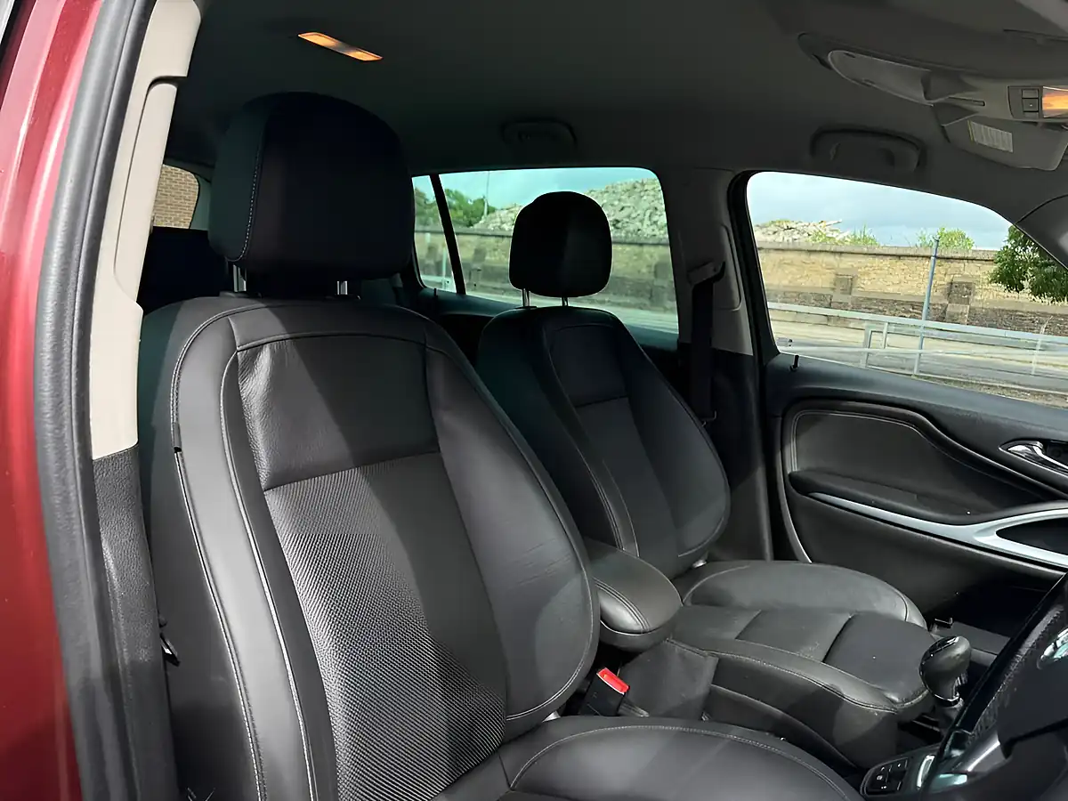 Used 2018 Vauxhall Zafira Tourer Sri Nav Red - Interior and Exterior details 8