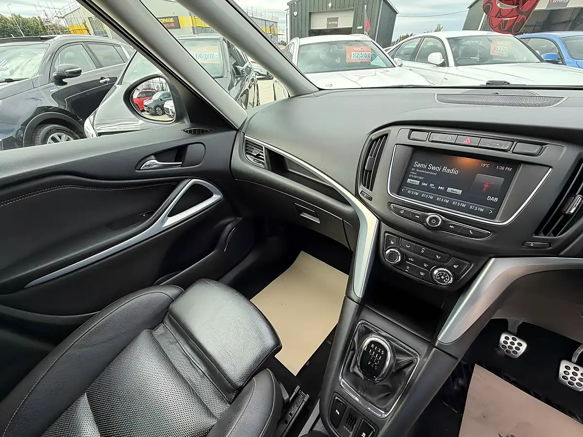 Used 2018 Vauxhall Zafira Tourer Sri Nav Red - Interior and Exterior details 12